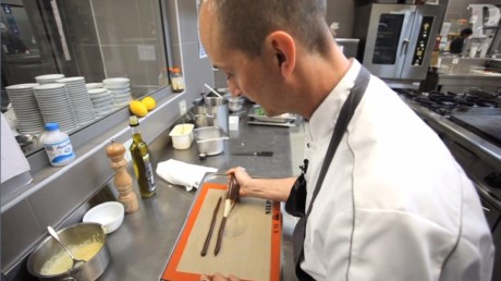 Aprenda a fazer um ganache com o chef da Casa Real Sueca